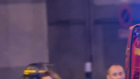 Uno de los heridos en la zona del Estadio de Francia sube a una ambulancia.