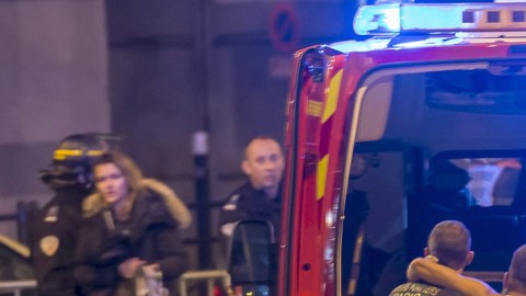 Uno de los heridos en la zona del Estadio de Francia sube a una ambulancia.