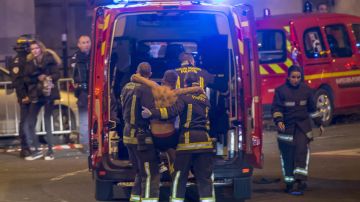Uno de los heridos en la zona del Estadio de Francia sube a una ambulancia.