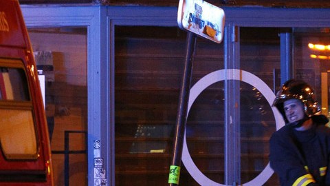 Heridos son evacuados en el exterior de la sala de conciertos Bataclan.