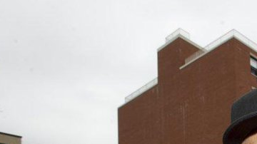 Padre de Jason Echevarría muestra una foto de su hijo, quien sufría una enfermedad mental y a quien le fue negada atención médica en la prisión de Rikers Island.