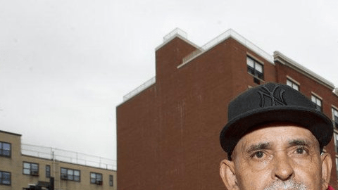 Padre de Jason Echevarría muestra una foto de su hijo, quien sufría una enfermedad mental y a quien le fue negada atención médica en la prisión de Rikers Island.