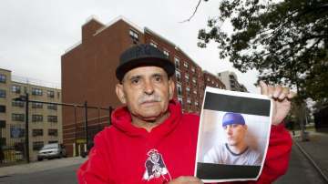 Padre de Jason Echevarría muestra una foto de su hijo, quien sufría una enfermedad mental y a quien le fue negada atención médica en la prisión de Rikers Island.