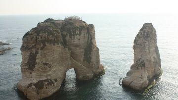 Las Rocas de las Palomas son un monumento natural frente a Beirut.