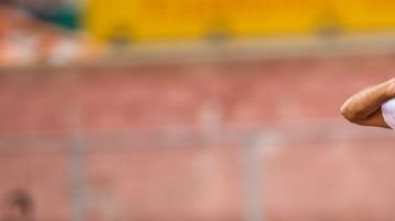 Raúl celebró su gol como siempre, besándose el anillo.