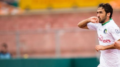 Raúl celebró su gol como siempre, besándose el anillo.