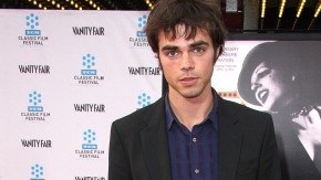 El actor Reid Ewing no dudó en clarificar su orientación sexual a aquellos que lo conocen como Dylan, el exnovio de Haley (Sarah Hyland).