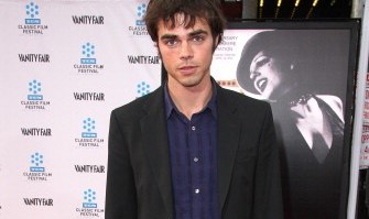 El actor Reid Ewing no dudó en clarificar su orientación sexual a aquellos que lo conocen como Dylan, el exnovio de Haley (Sarah Hyland).