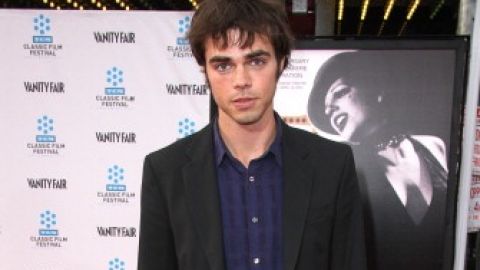 El actor Reid Ewing no dudó en clarificar su orientación sexual a aquellos que lo conocen como Dylan, el exnovio de Haley (Sarah Hyland).