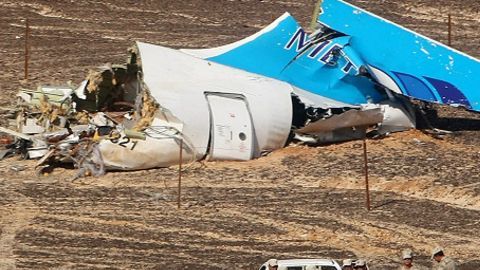 El avión se desintegró en el aire.