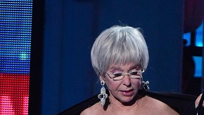 La actriz Rita Moreno impresiona al bailar  música urbana y hasta su copresentador Enrique Santos queda sorprendido.
