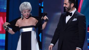 La actriz Rita Moreno impresiona al bailar  música urbana y hasta su copresentador Enrique Santos queda sorprendido.
