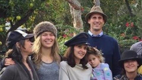 Ronda y su familia sonríen en Acción de Gracias.