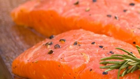 El salmón transgénico aún tardará en llegar al supermercado, porque la empresa tiene ahora que producirlo.