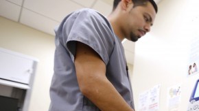 Marvin Jeovanni Velazco Solís recibe atención médica en la clínica St. John's.