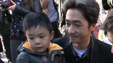 Papá e hijo hablan sobre lo ocurrido en París.