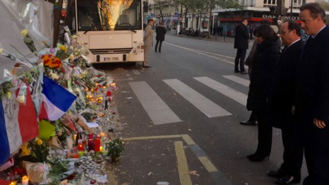 François Hollande frente a Le Bataclan, donde fallecieron cientos de parisinos en los atentados del pasado 13 de noviembre.