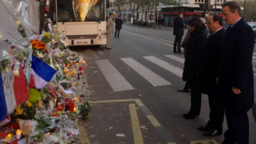 François Hollande frente a Le Bataclan, donde fallecieron cientos de parisinos en los atentados del pasado 13 de noviembre.