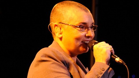 Al parecer, la cantante Sinead O'Connor tiene fuertes problemas familiares aunados a su bipolaridad y casi la llevan a matarse.