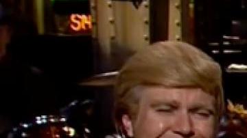 Donald Trump (centro), rodeado de actores que lo encarnan en 'SNL', durante el monólogo del sábado.