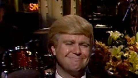 Donald Trump (centro), rodeado de actores que lo encarnan en 'SNL', durante el monólogo del sábado.