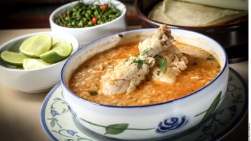 Una deliciosa sopa de arroz con garbanzos es ideal para compartir en familia./Reforma