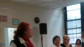 Adultos mayores bailando en un programa de SPARC, que une artistas con centros para "senior citizens".