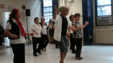 Adultos mayores bailando en un programa de SPARC, que une artistas con centros para "senior citizens".