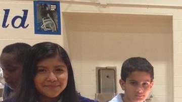 Un grupo de estudiantes del colegio Ebbets Field Middle School que participaron del programa Jóvenes Ingenieros.