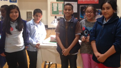 Un grupo de estudiantes del colegio Ebbets Field Middle School que participaron del programa Jóvenes Ingenieros.