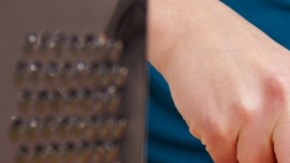 Los cuchillos y ralladores pueden transferir bacterias de un producto alimenticio a otro si no se lavan.