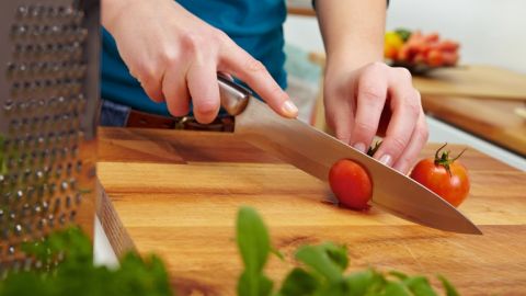 Los cuchillos y ralladores pueden transferir bacterias de un producto alimenticio a otro si no se lavan.