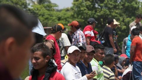 Migrantes centroamericanos en el tren ‘La Bestia’ durante su travesía por México para llegar a Estados Unidos.