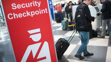 TSA falla en detectar armas de fuego y explosivos, según reporte.