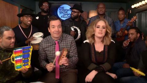 La cantante británica más popular del momento visitó el show de Jimmy Fallon y presentó una versión genial de su canción.