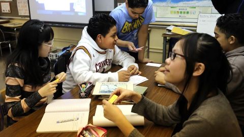 DOE indició que los estudiantes aprenden de las diversas experiencias y culturas de sus otros compañeros.