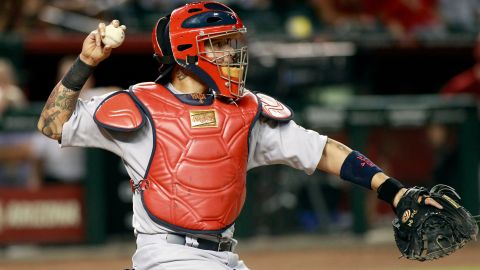 Yadier Molina, catcher de los Cardenales, es visto en acción contra los Diamondbacks.