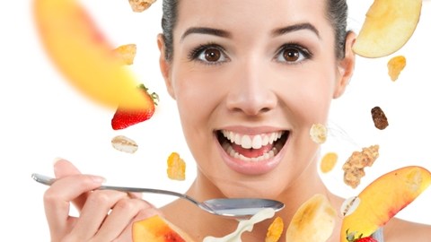 Los alimentos ricos en zinc y vitamina C fortalecen el sistema inmunológico.