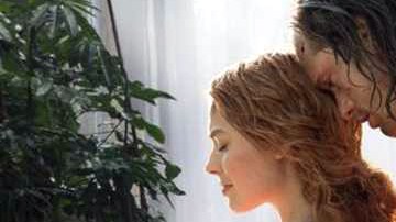 Alexander Skarsgard junto a Margot Robbie.