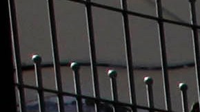 Opositores a las enmiendas constitucionales protestan cerca de la Asamblea Nacional, en Quito.