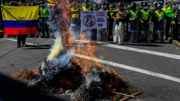 Opositores a las enmiendas constitucionales protestan cerca de la Asamblea Nacional, en Quito.
