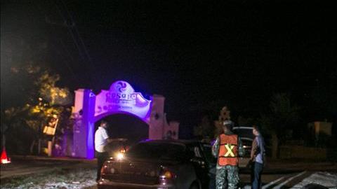 integrantes de la Marina armada mexicana inspeccionan vehículos en búsqueda del narcotraficante Joaquín "El Chapo" Guzmán.