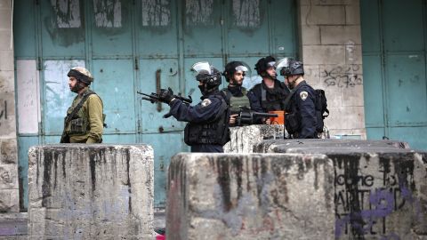 Soldados israelíes en guardia durante enfrentamientos con manifestantes palestinos en la ciudad de Hebrón.