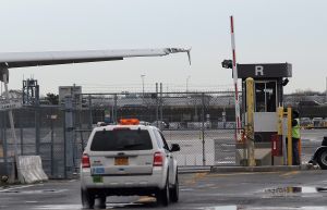 Robo millonario de artículos de lujo en aduana del aeropuerto JFK de Nueva York: seis acusados