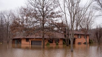 Una casa bajo el agua del río Meramec el 31 de diciembre de 2015, en Arnold, Missouri.