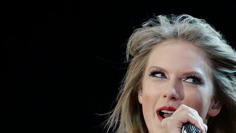 Taylor también animó al resto del mundo a aportar su granito de arena.
