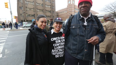 Estudiante Maria Sandoval, Lizette Colon y musico Braulio Thorne.
El elevador de la calle Este 149 y Grand Concourse se abrira para uso de los residentes, estudiantes de Hostos en el Bronx.
Foto Credito: Mariela Lombard / El Diario.