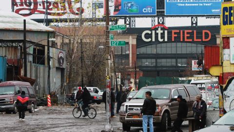 Vista de como hoy es Willets Point, donde la mayoria de los negocios se han mudado, y todavia hay algunos en la sombra del opulento estadio Citi Field, casa de los METS en Queens.
Foto Credito: Mariela Lombard / El Diario.