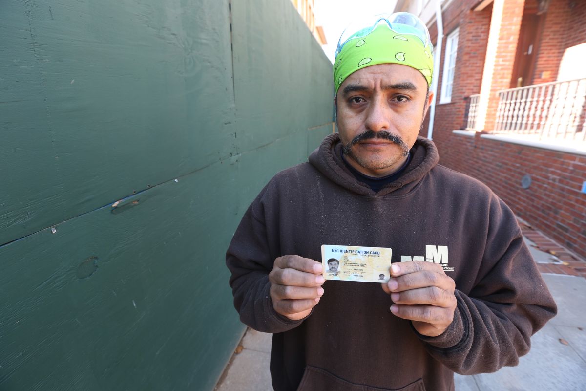 Jorge Díaz, trabajador de la construcción, muestra su IDNYC.