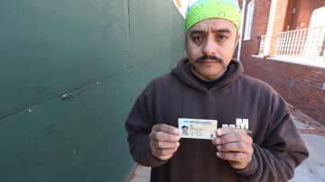 Jorge Diaz trabajador de la construccion muestra su nueva identificacion municipal que le permite sacar una cuenta de banco.
Foto Credito: Mariela Lombard / El Diario.